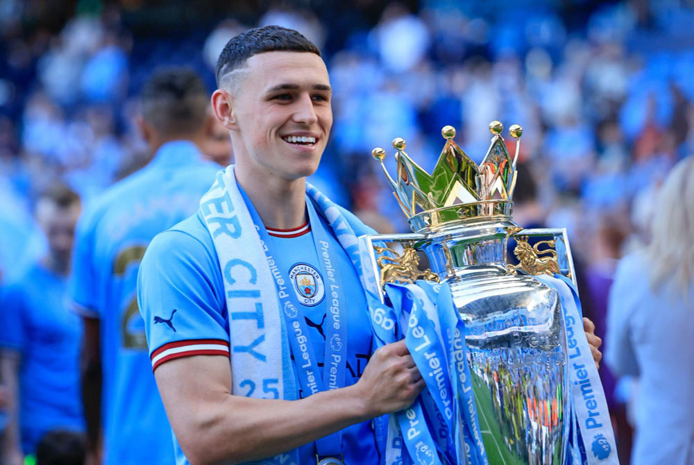 Bên cạnh nhiều thành tích nổi bật cùng với CLB và ĐTQG, Phil Foden còn được vinh danh là Cầu thủ trẻ xuất sắc nhất Giải bóng đá Ngoại hạng Anh 2020-2021.