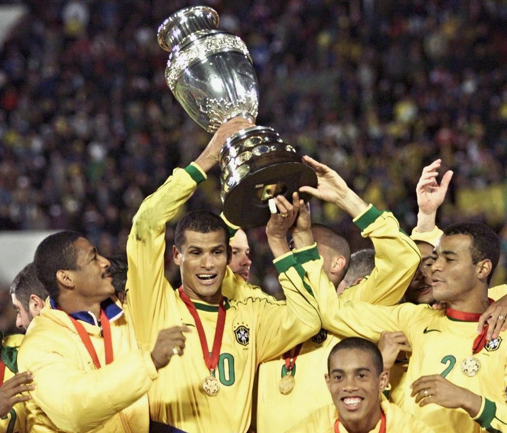 Rivaldo cùng Ronaldo Béo vô địch Copa 1999