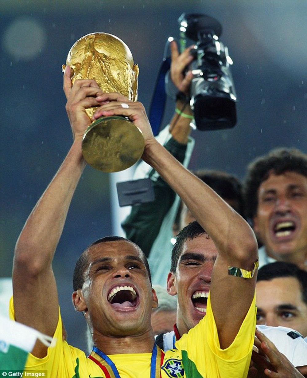 Rivaldo nâng cao chức vô địch World Cup 2002