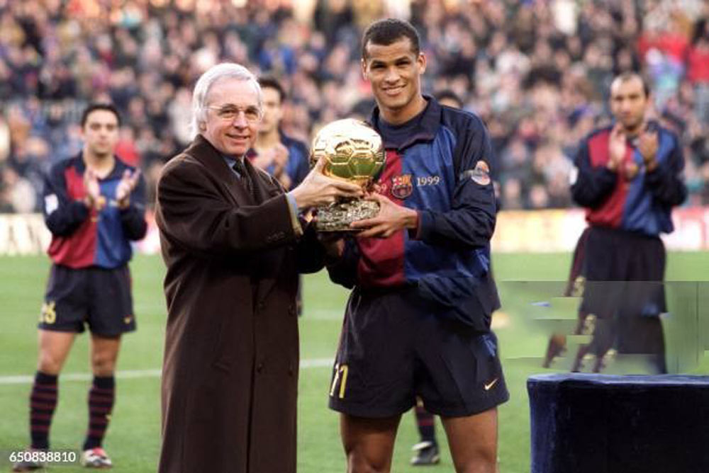 Rivaldo nhận quả bóng vàng năm 1999